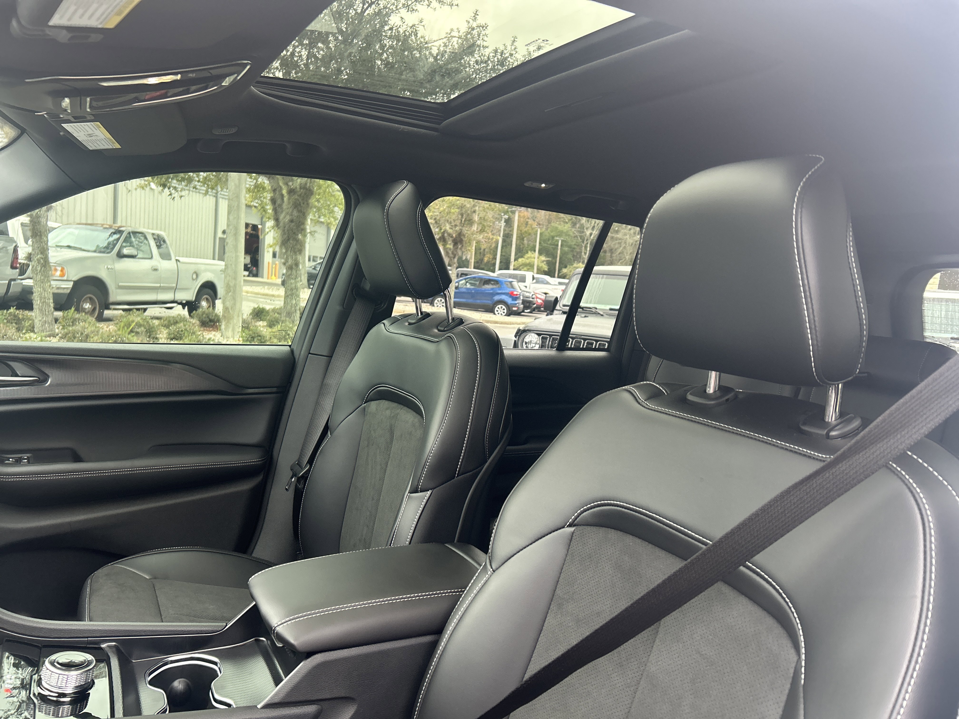 New 2025 Jeep Grand Cherokee Altitude image 15