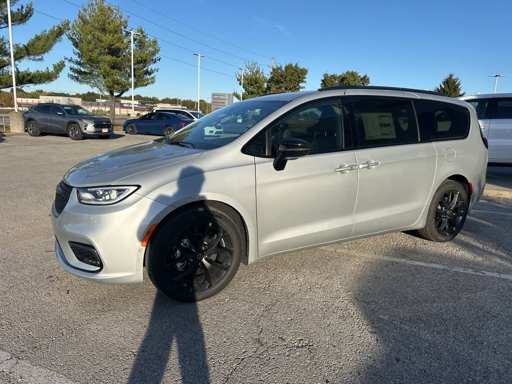 New 2026 Chrysler Pacifica Select FWD image 15