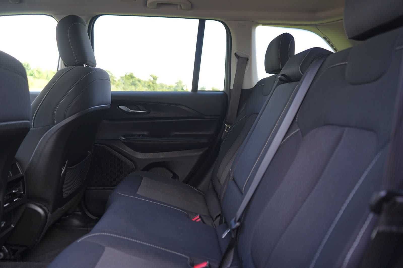 Used 2024 Jeep Grand Cherokee Laredo RWD image 14