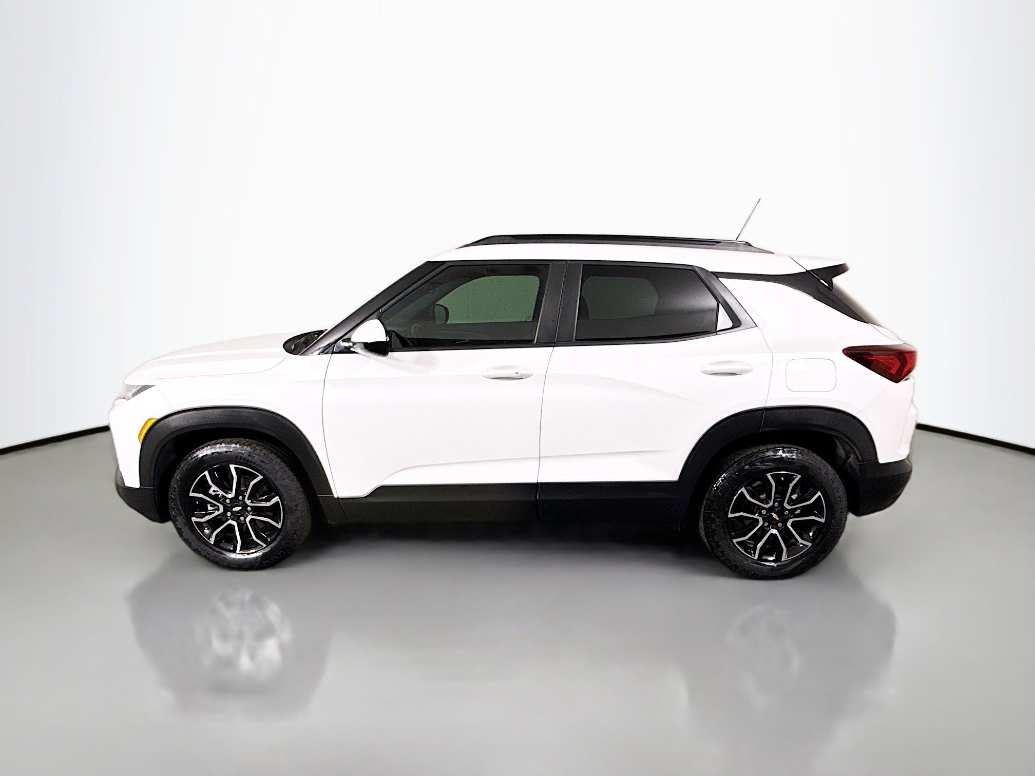 Used 2023 Chevrolet TrailBlazer ACTIV w/ Technology Package image 6