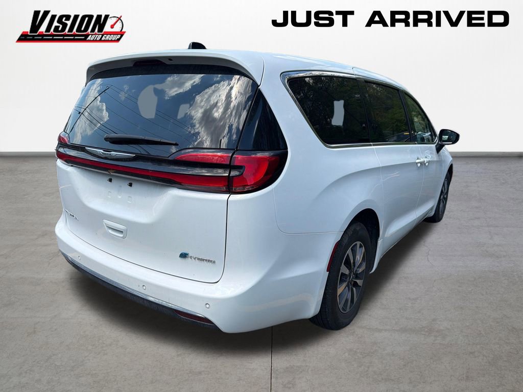 Used 2023 Chrysler Pacifica Touring-L FWD image 4