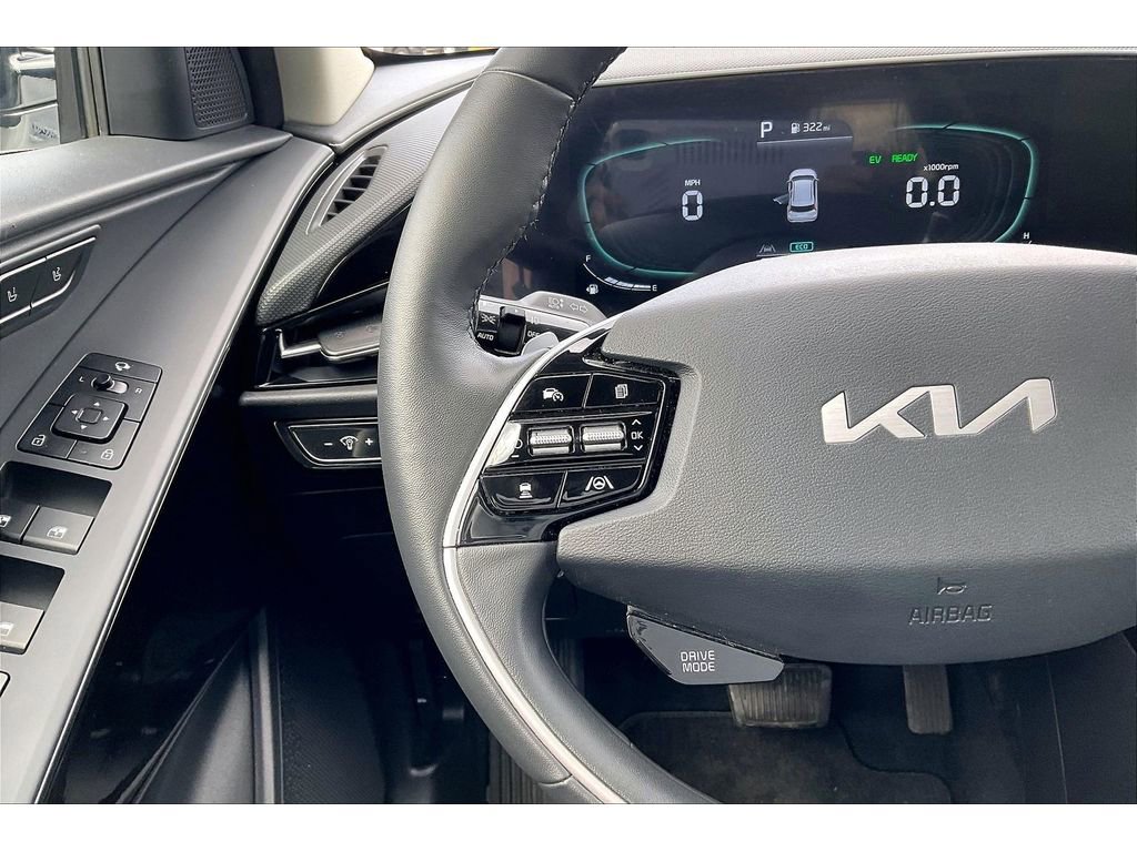 Used 2023 Kia Niro SX image 18