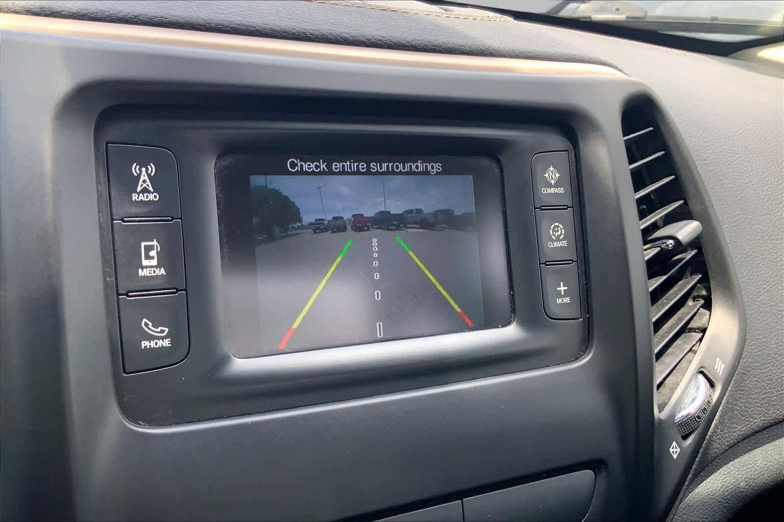 Used 2016 Jeep Cherokee Latitude FWD image 27