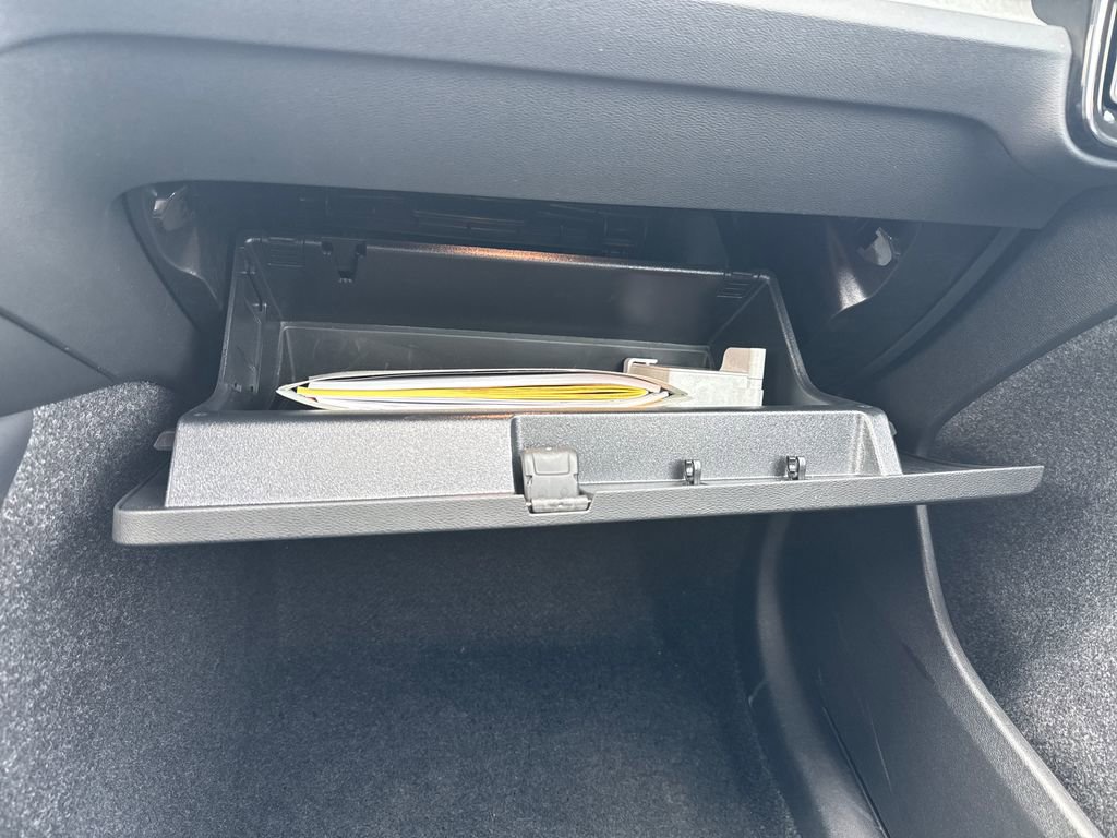 Used 2025 Volvo XC40 B5 Core image 31