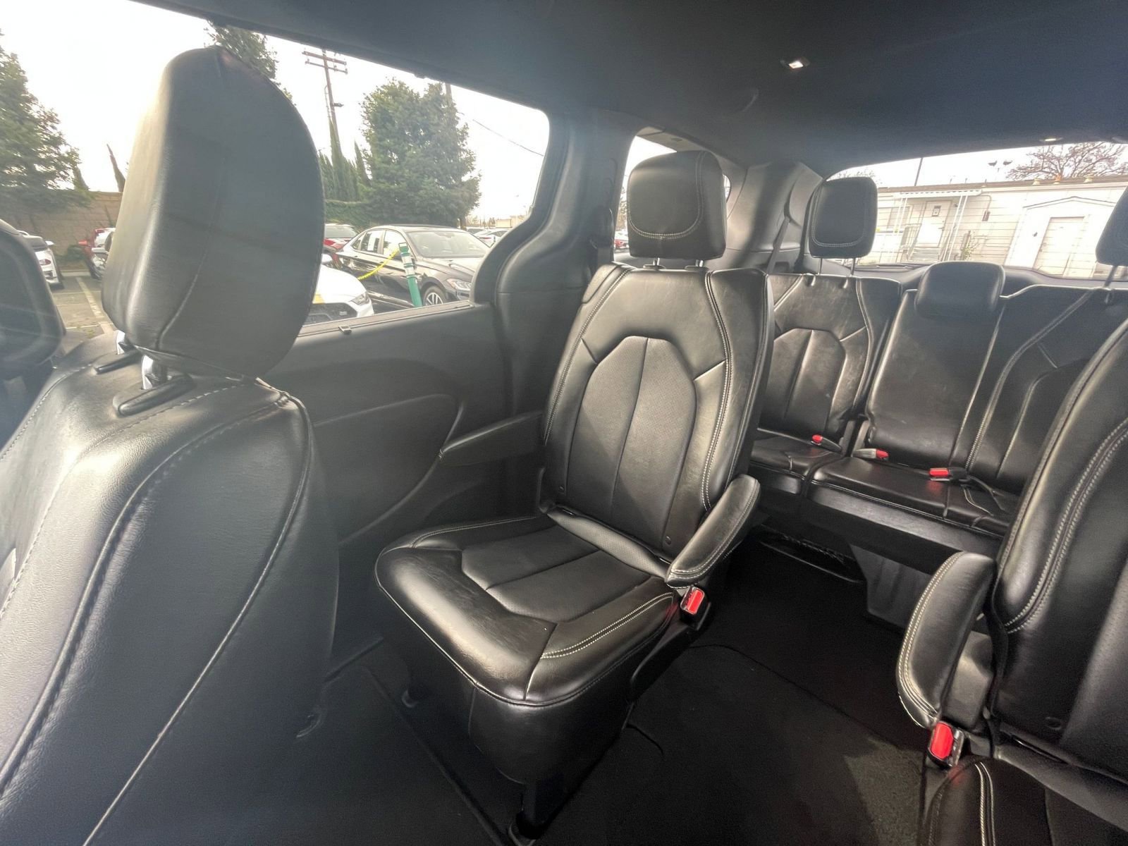 Used 2025 Chrysler Pacifica Select image 36