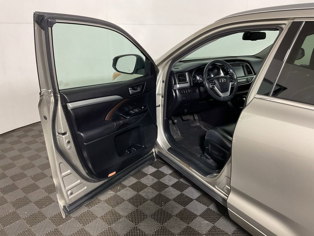 Used 2016 Toyota Highlander XLE image 17