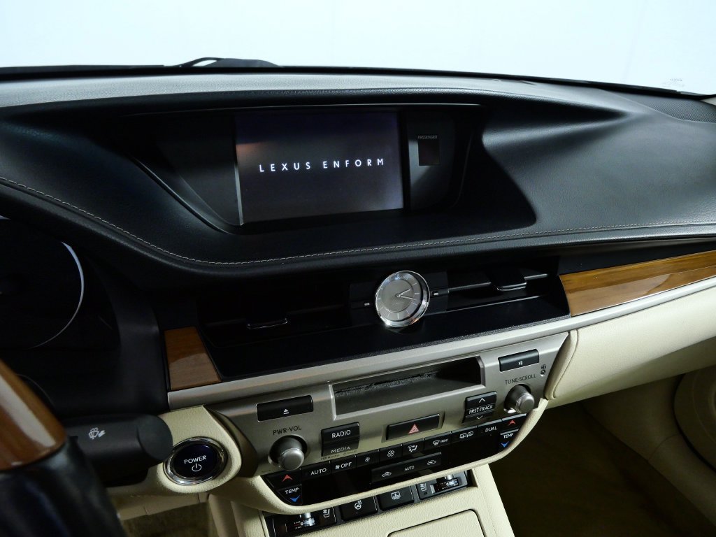 Used 2013 Lexus ES 300h w/ Luxury Pkg FWD image 19