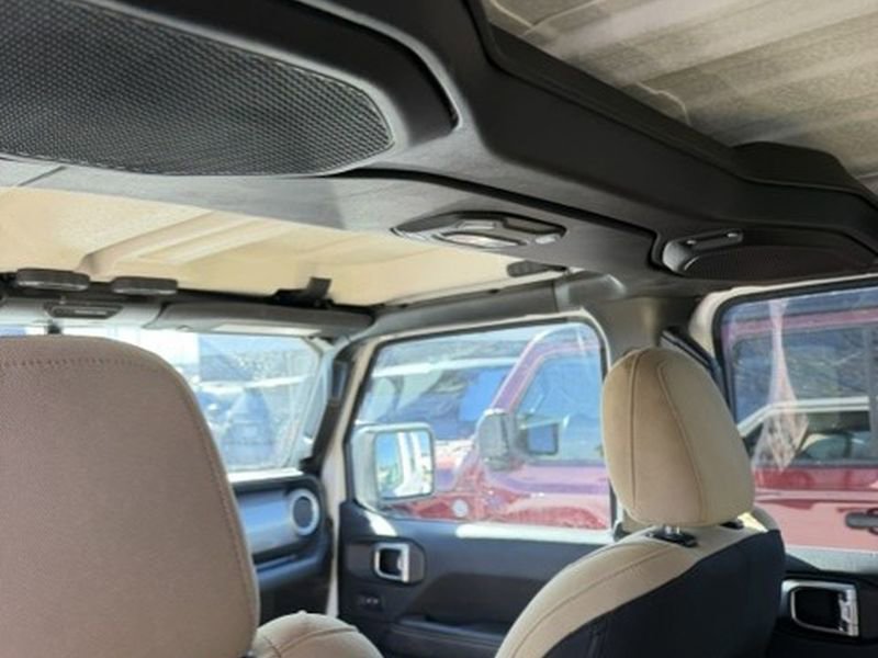 Used 2018 Jeep Wrangler Unlimited Sahara w/ Cold Weather Group image 22