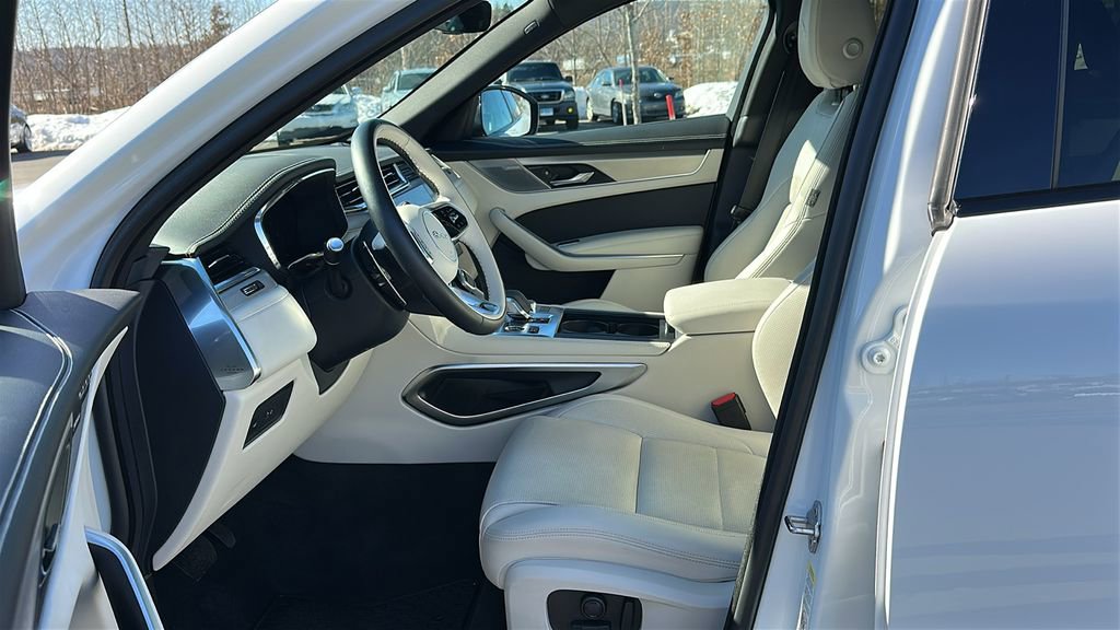 Certified 2025 Jaguar F-PACE R-Dynamic S image 9