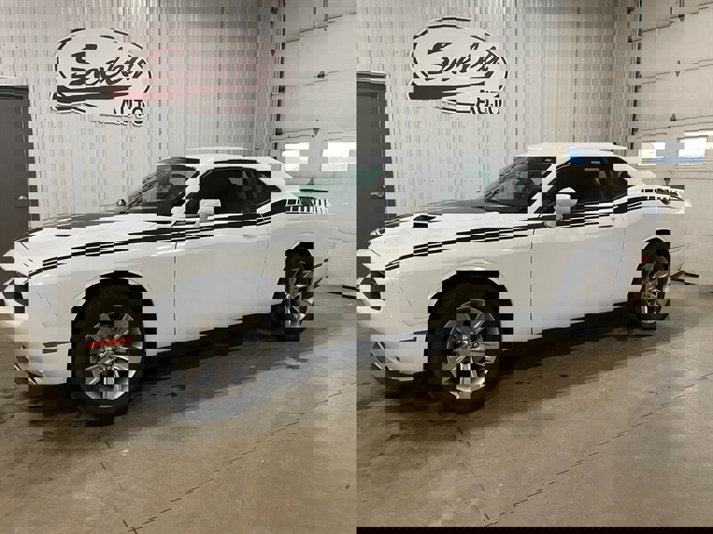 Used 2020 Dodge Challenger SXT image 2