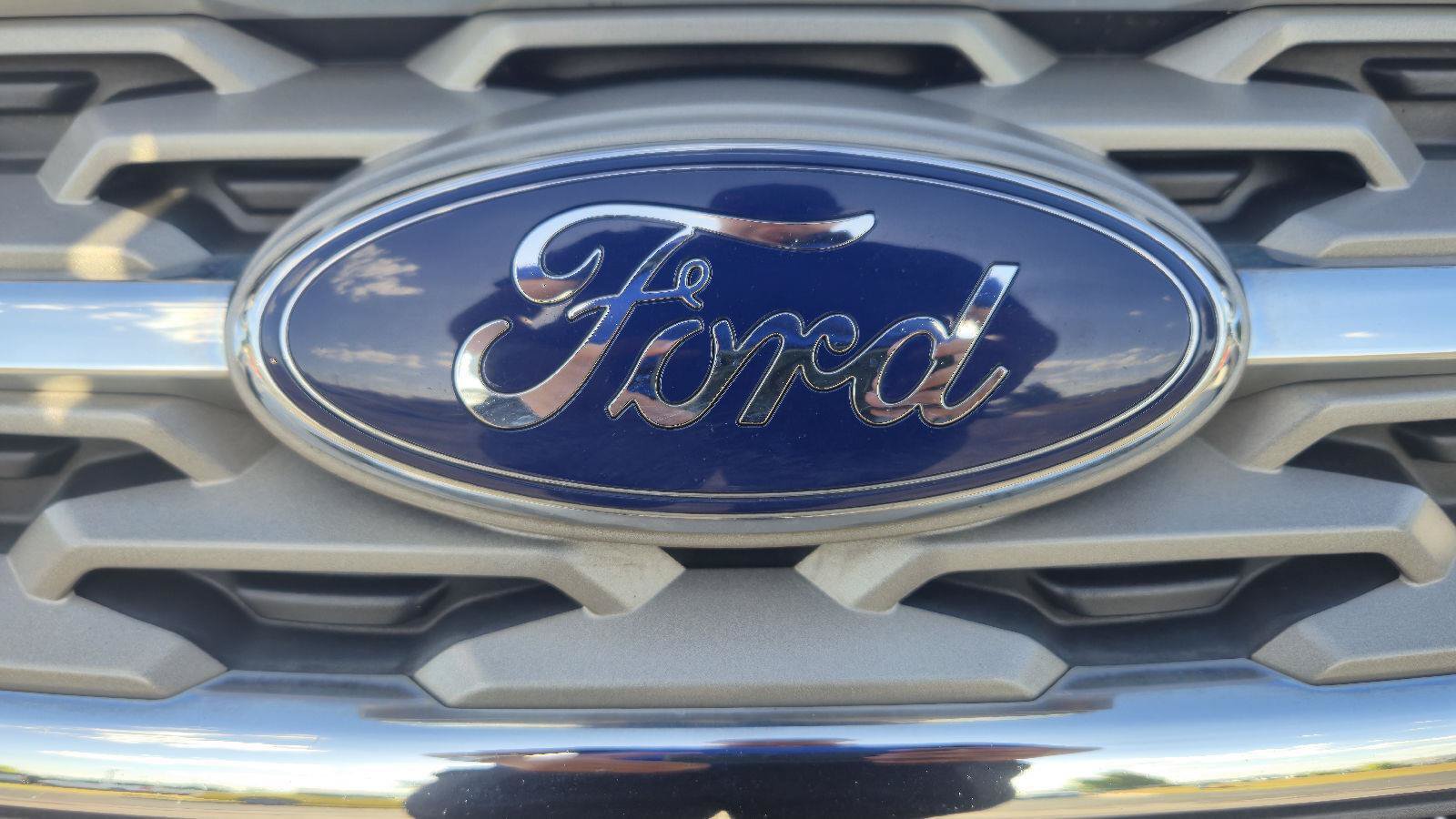 Used 2018 Ford Explorer XLT w/ Equipment Group 202A FWD image 9