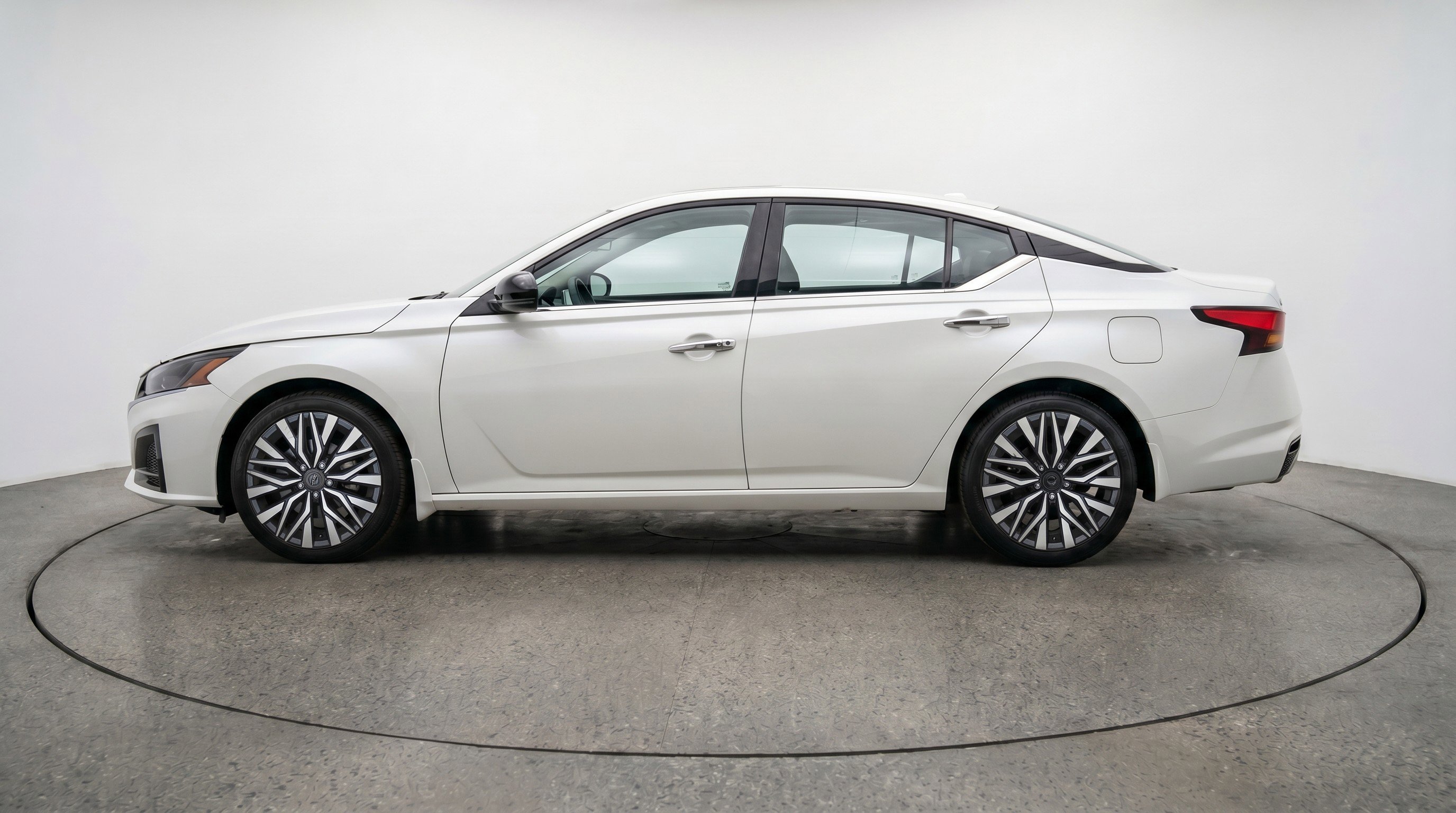 Used 2025 Nissan Altima 2.5 SV FWD image 5