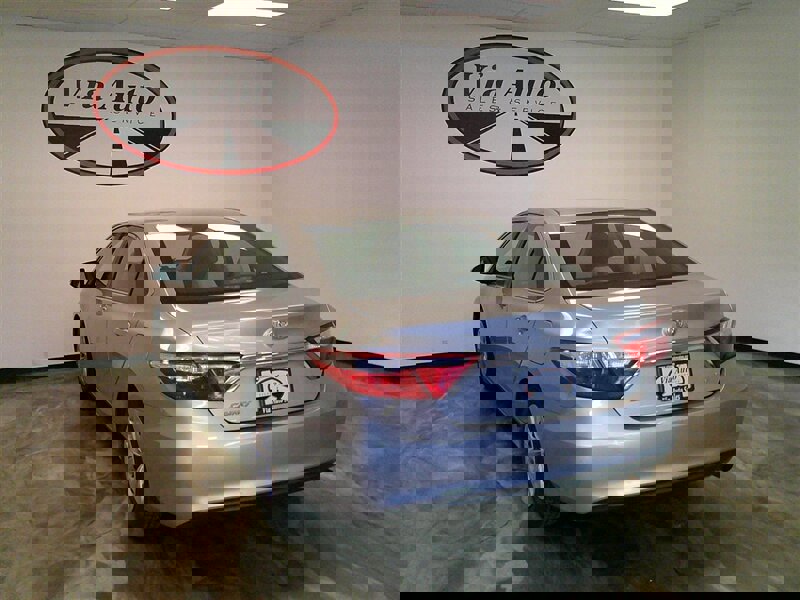 Used 2017 Toyota Camry LE image 11