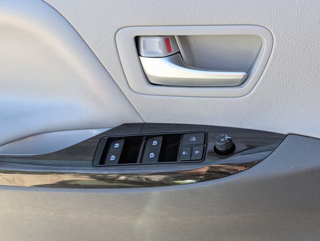 Used 2019 Toyota Sienna XLE w/ XLE Navigation Package FWD image 24