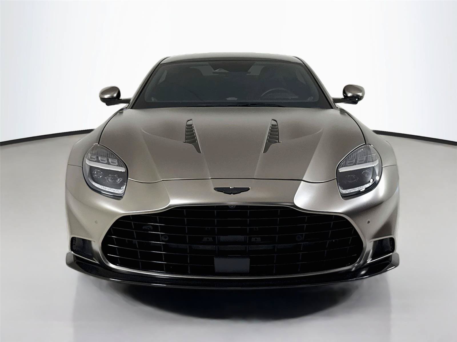 Used 2025 Aston Martin Vanquish RWD image 11