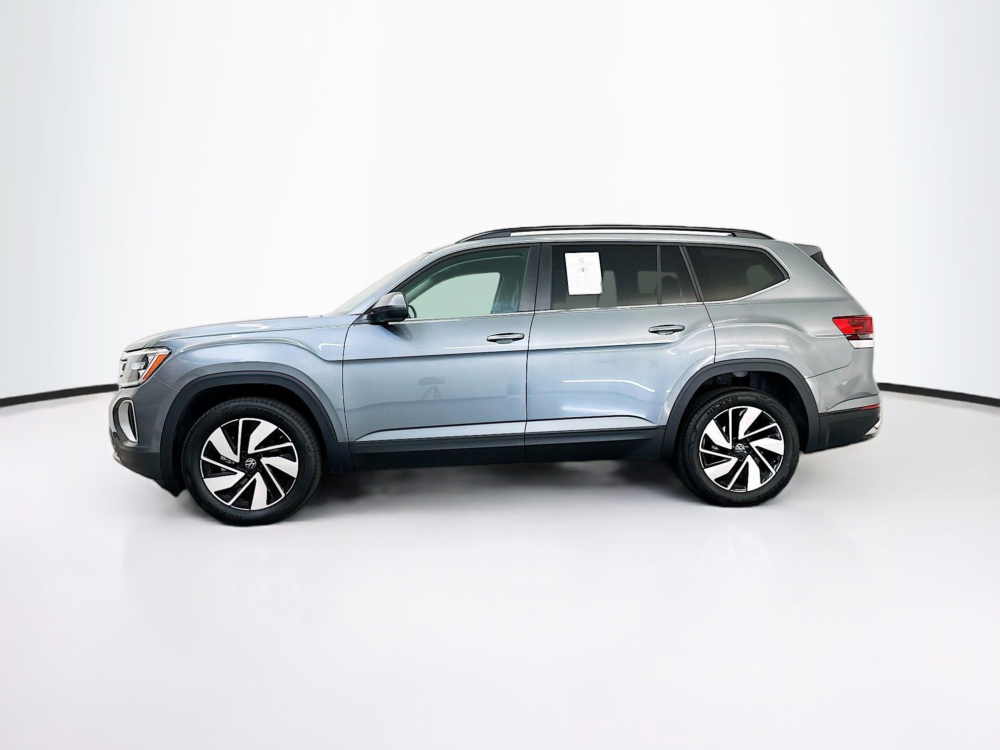 Used 2025 Volkswagen Atlas SE AWD/4WD image 4