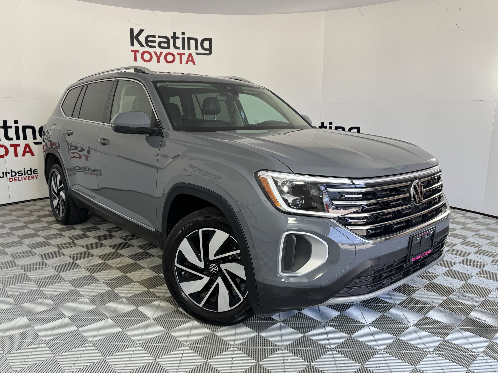 Used 2025 Volkswagen Atlas SEL AWD/4WD image 3