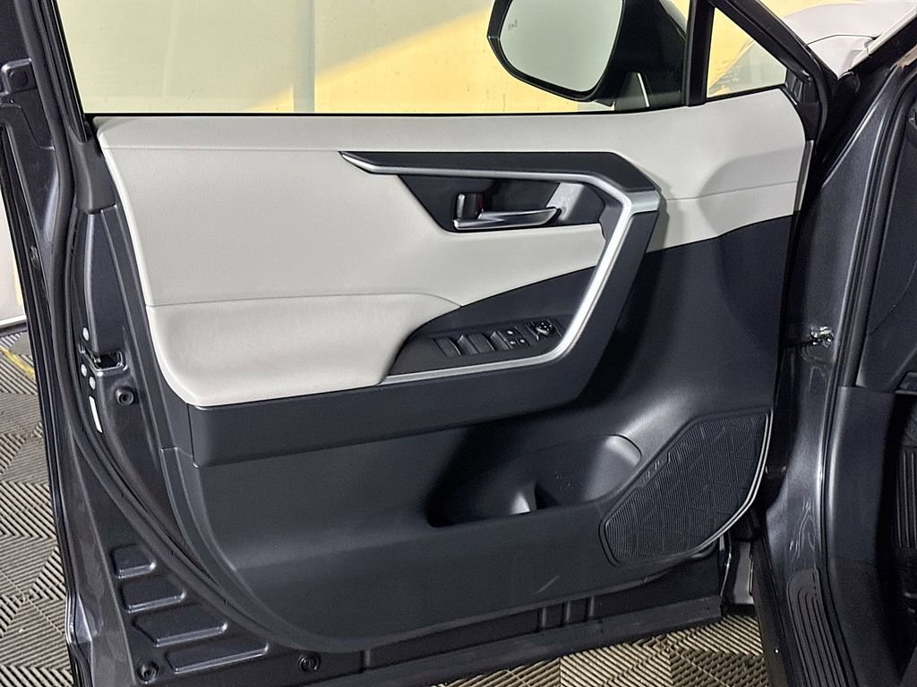 Used 2025 Toyota RAV4 XLE w/ Convenience Package image 10