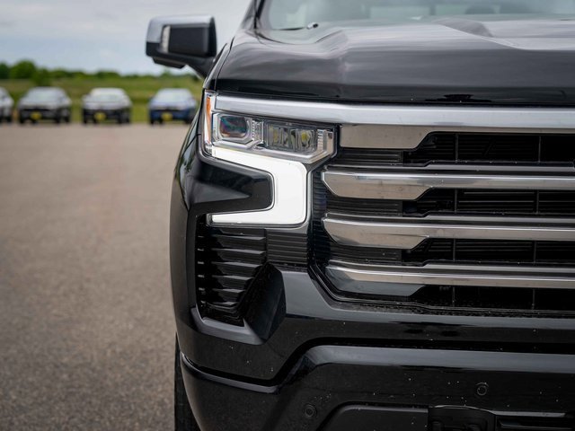 Used 2024 Chevrolet Silverado 1500 High Country w/ Technology Package image 3