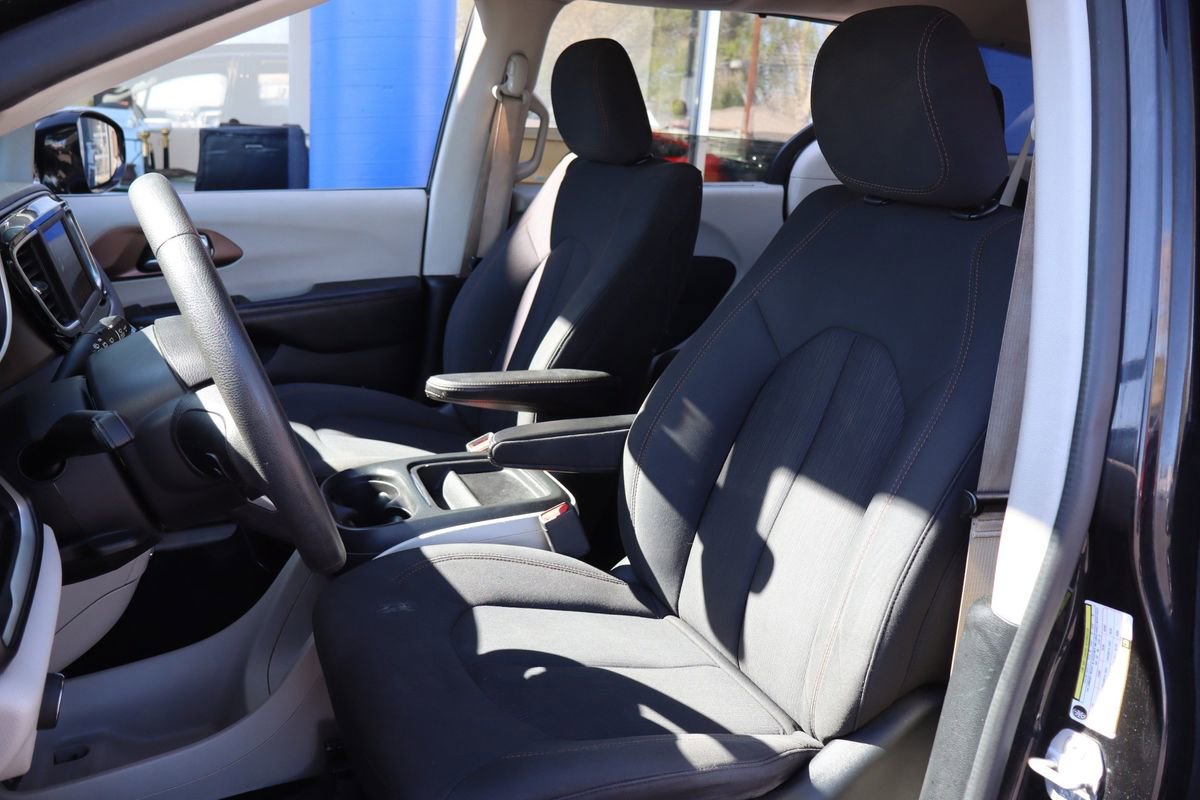 Used 2018 Chrysler Pacifica Touring Plus w/ Tire & Wheel Group FWD image 12