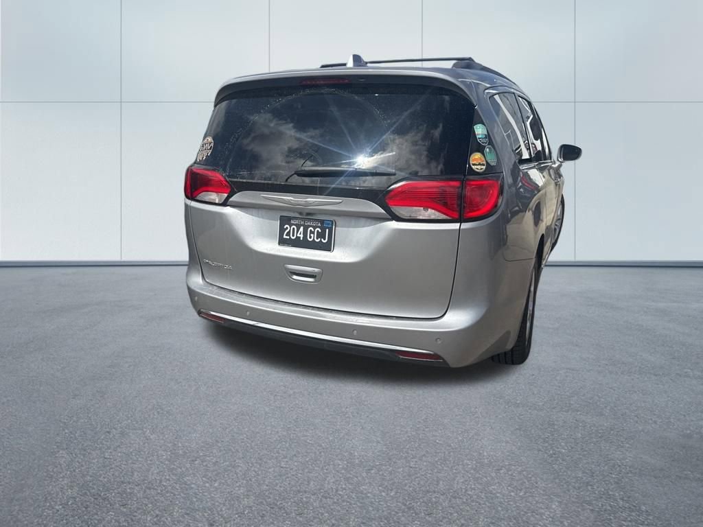 Used 2017 Chrysler Pacifica Touring-L w/ Tire & Wheel Group FWD image 5