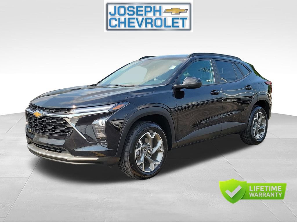 Used 2025 Chevrolet Trax LT FWD image 2