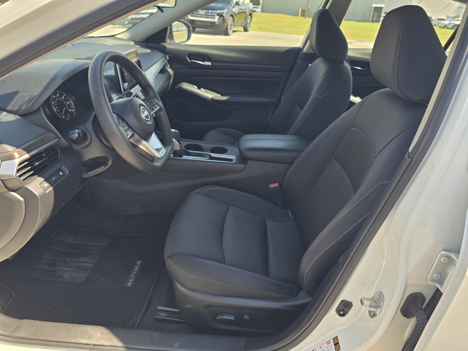 Used 2025 Nissan Altima 2.5 SV FWD image 12