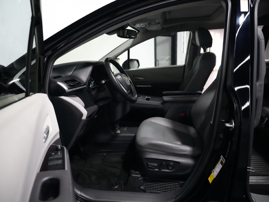 Used 2024 Toyota Sienna XLE w/ XLE Plus Package FWD image 26