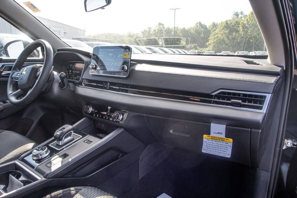 New 2024 Mitsubishi Outlander ES image 20
