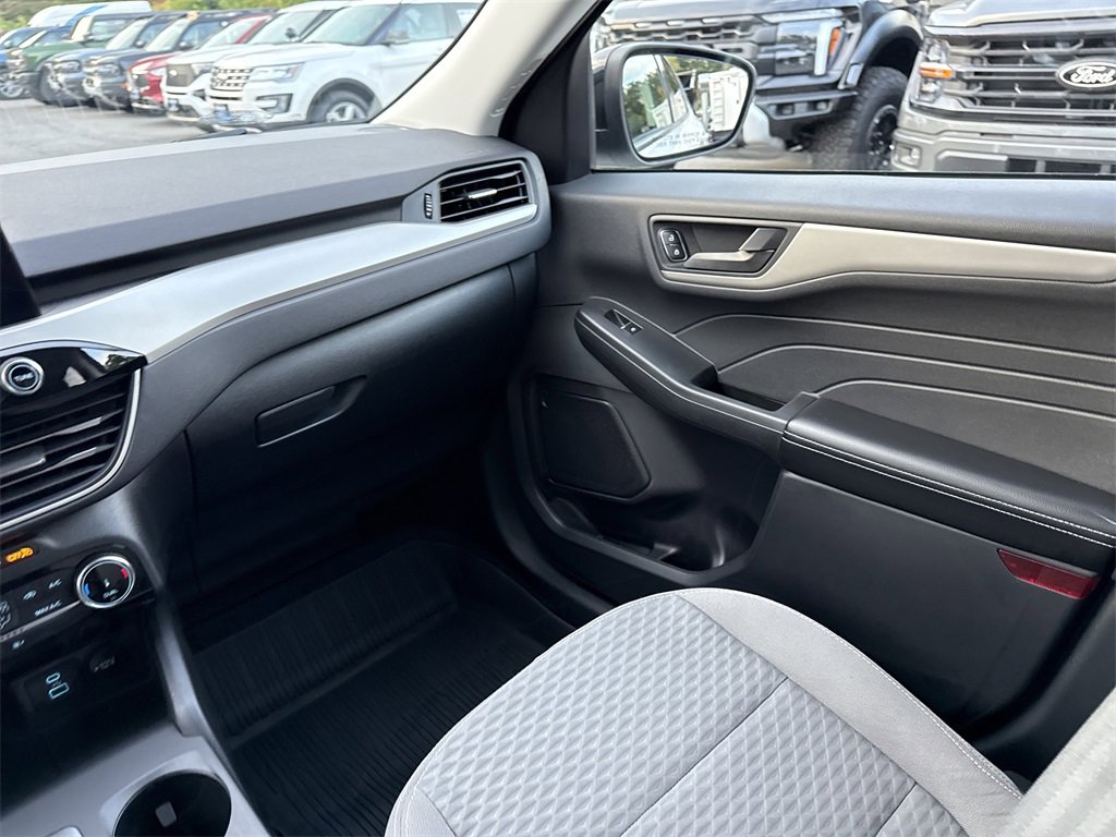 Used 2022 Ford Escape SE w/ SE Sport Appearance Package image 18