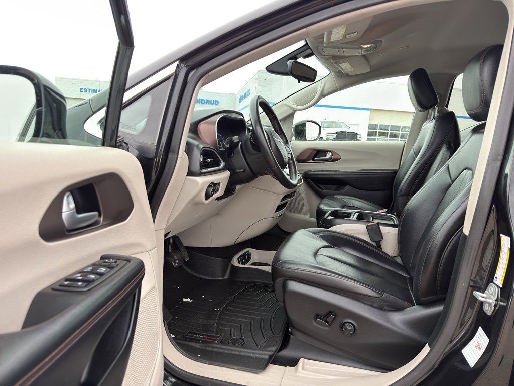 Used 2018 Chrysler Pacifica Touring-L image 10