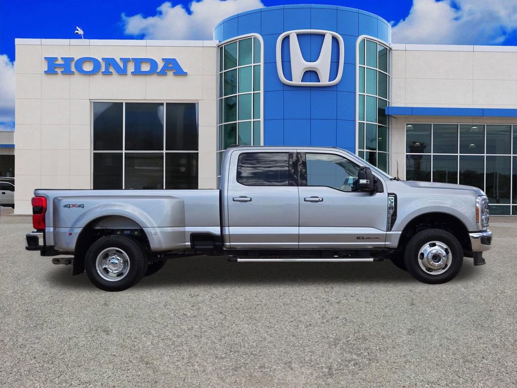 Used 2024 Ford F350 Lariat image 2
