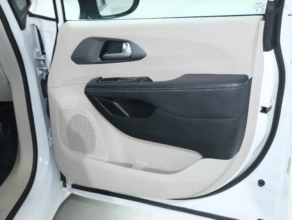 Used 2024 Chrysler Pacifica Select image 32