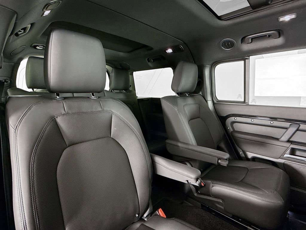 Used 2025 Land Rover Defender 130 X-Dynamic SE AWD/4WD image 15