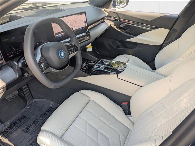 New 2026 BMW i5 eDrive40 w/ Premium Package image 3