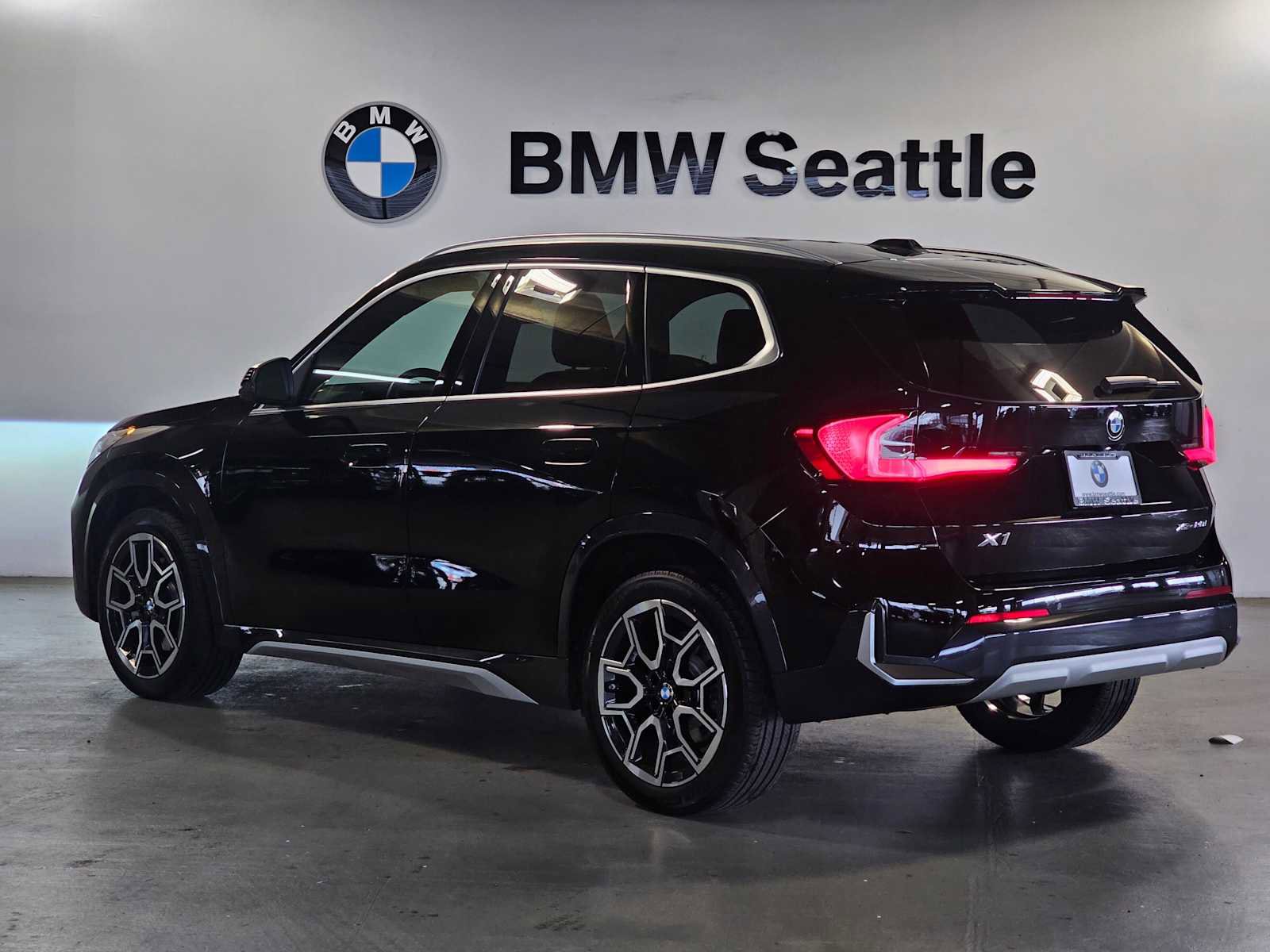 Used 2025 BMW X1 xDrive28i w/ Technology Package AWD/4WD image 4