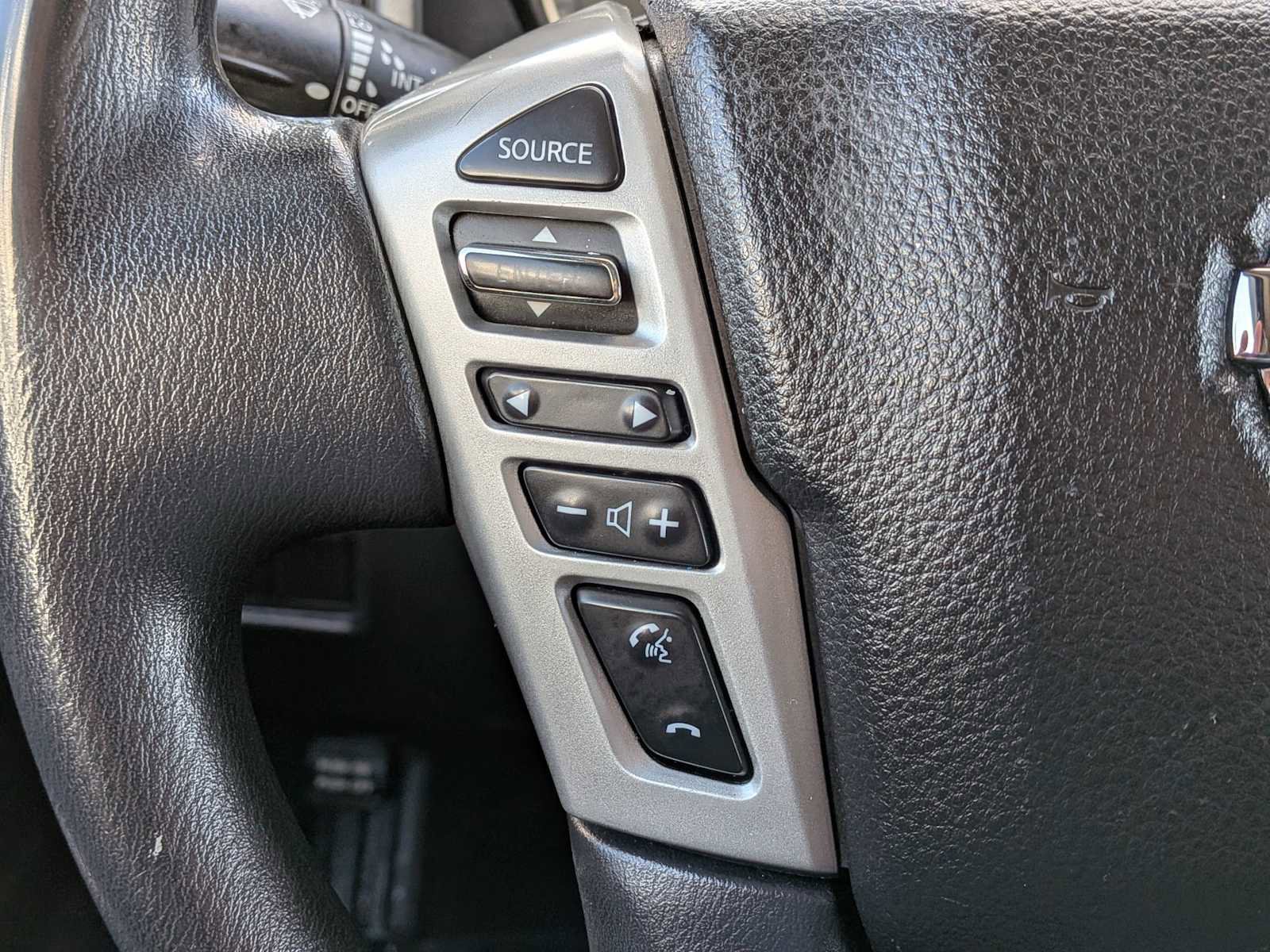 Used 2018 Nissan Titan SV image 21