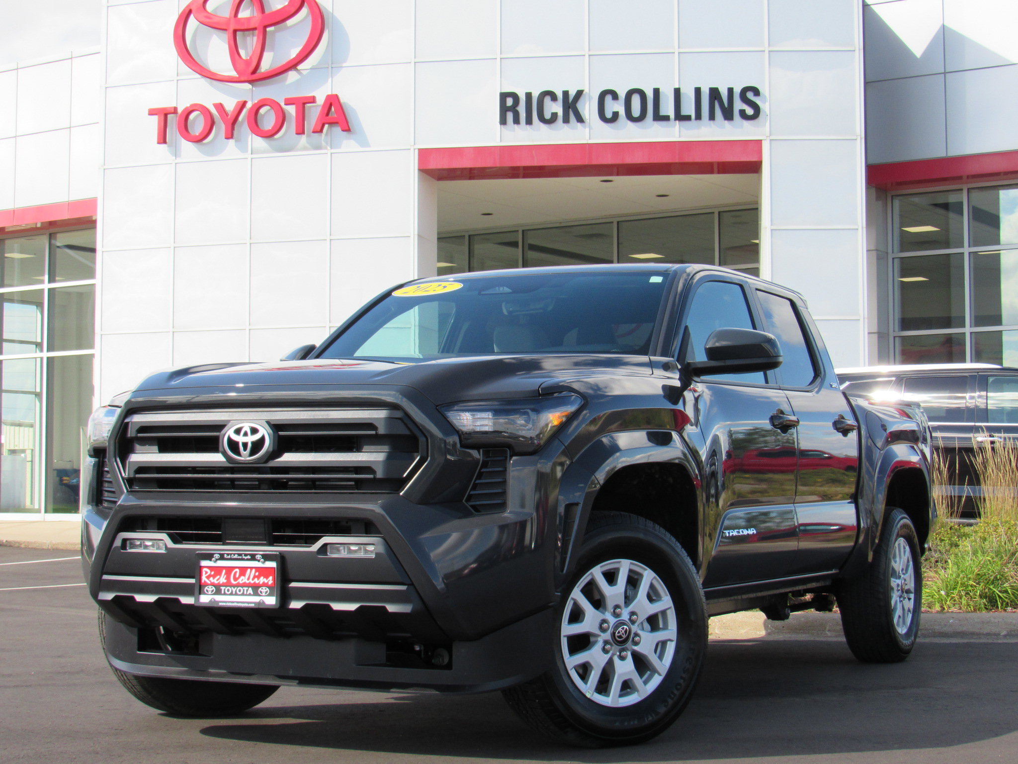 Used 2025 Toyota Tacoma SR5 image 1