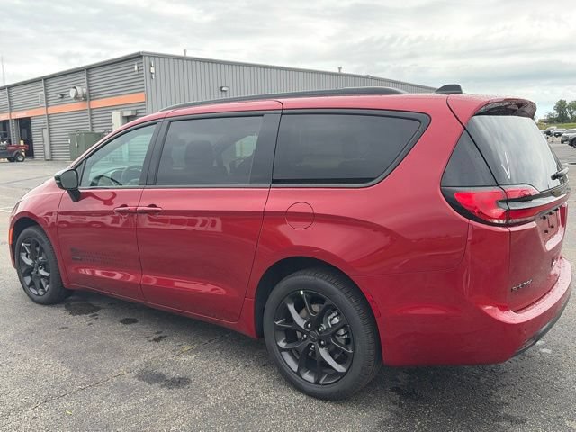 New 2027 Chrysler Pacifica Select AWD/4WD image 10