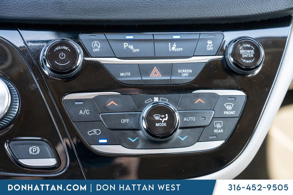Used 2023 Chrysler Pacifica Touring-L image 10