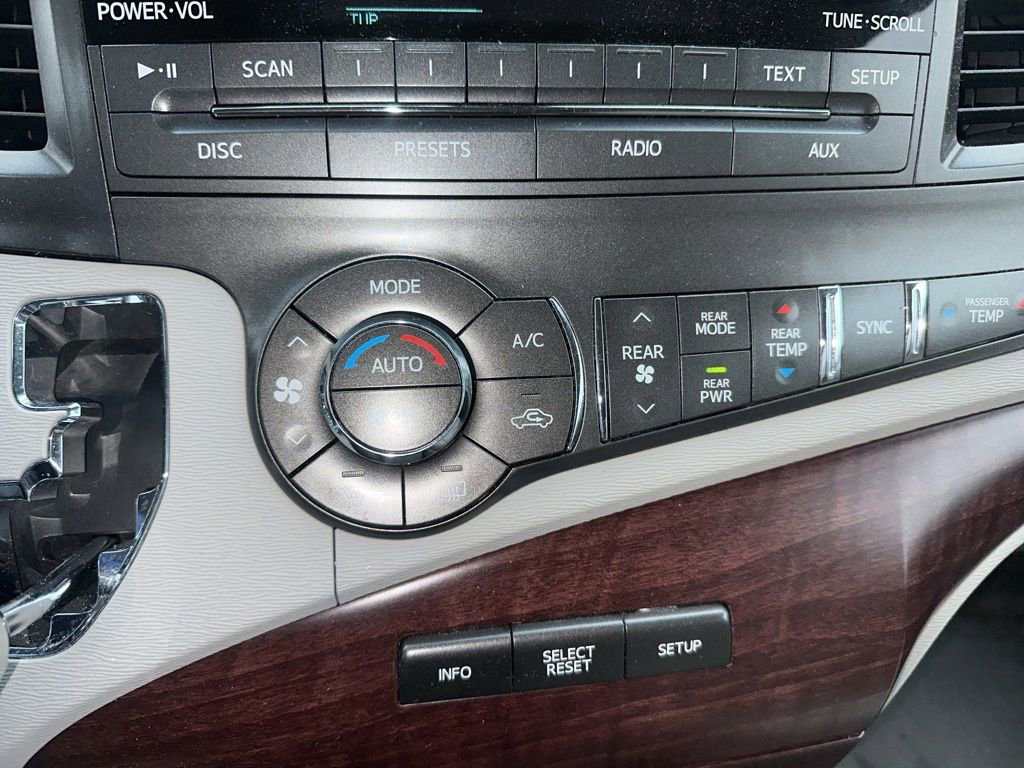 Used 2013 Toyota Sienna XLE image 37