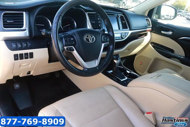 Used 2015 Toyota Highlander Limited w/ Driver Technology Package FWD image 13