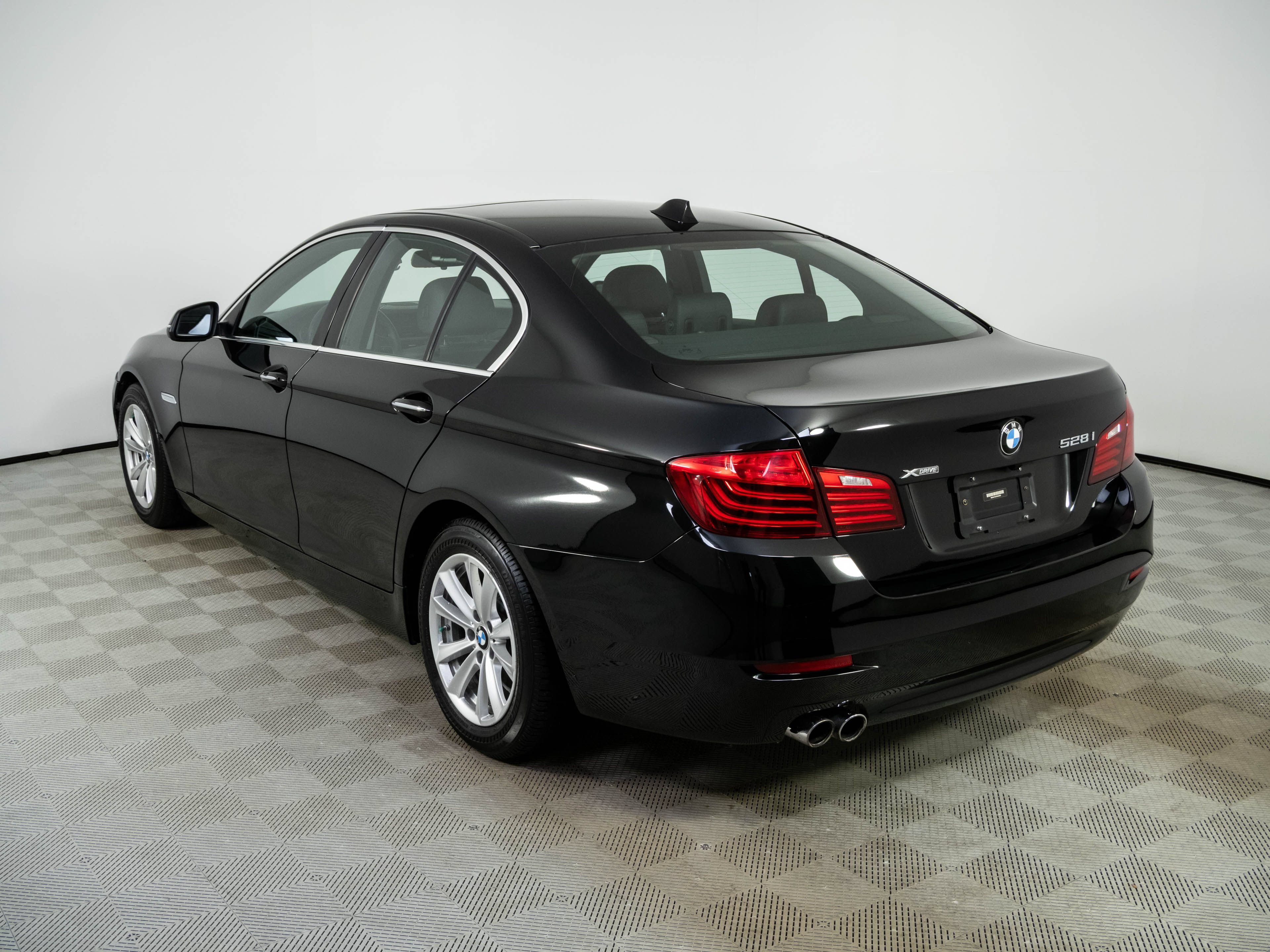 Used 2015 BMW 528i xDrive Sedan AWD/4WD image 3