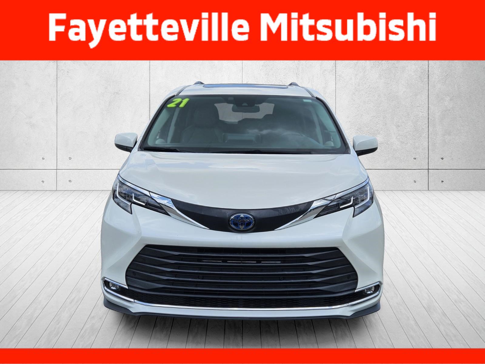 Used 2021 Toyota Sienna XLE FWD image 2