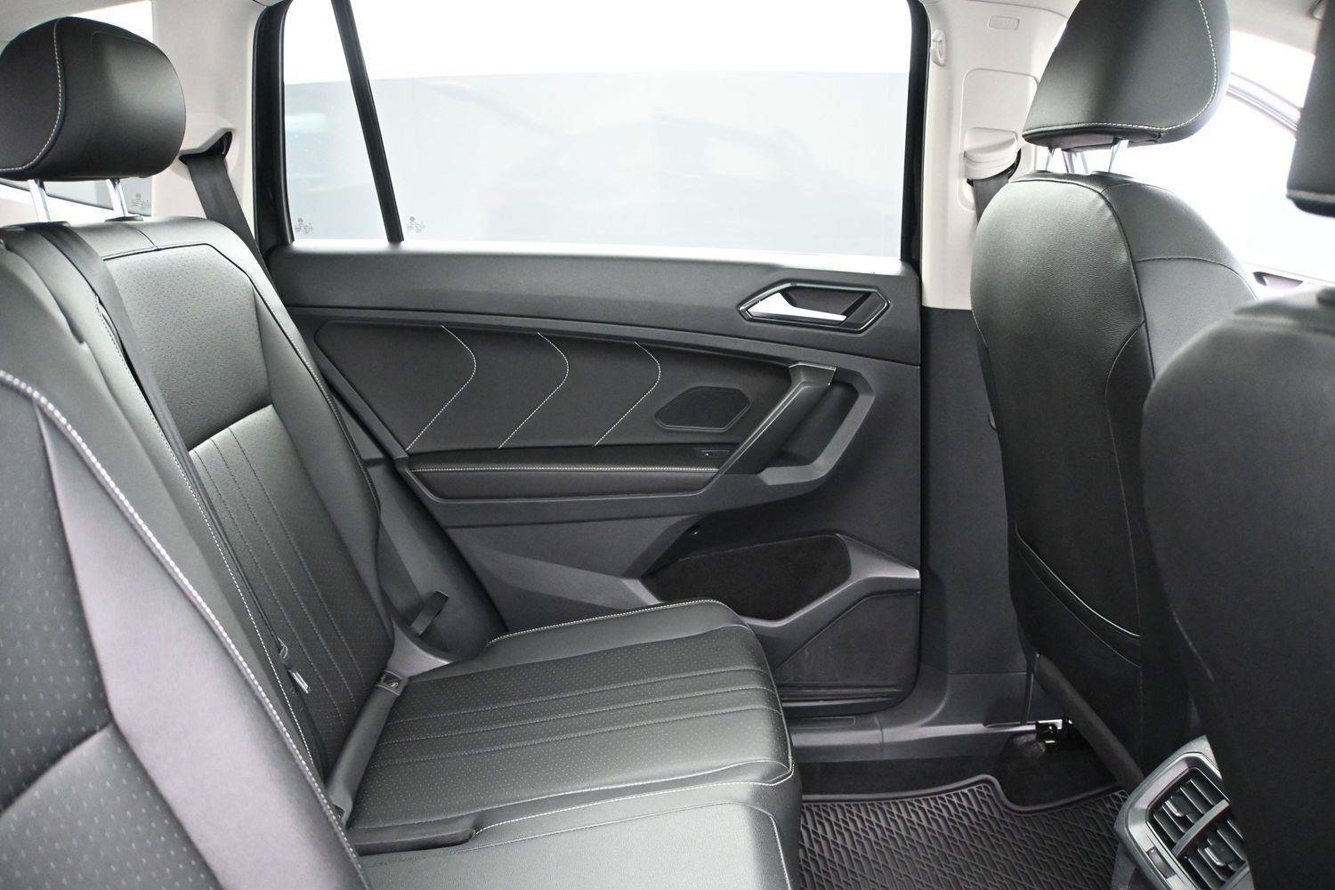 Used 2022 Volkswagen Tiguan SE w/ Panoramic Sunroof Package AWD/4WD image 19