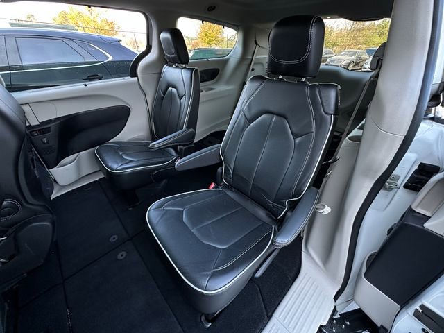 Used 2023 Chrysler Pacifica Limited image 36