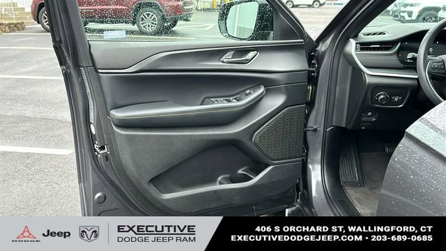 Used 2024 Jeep Grand Cherokee Altitude image 8