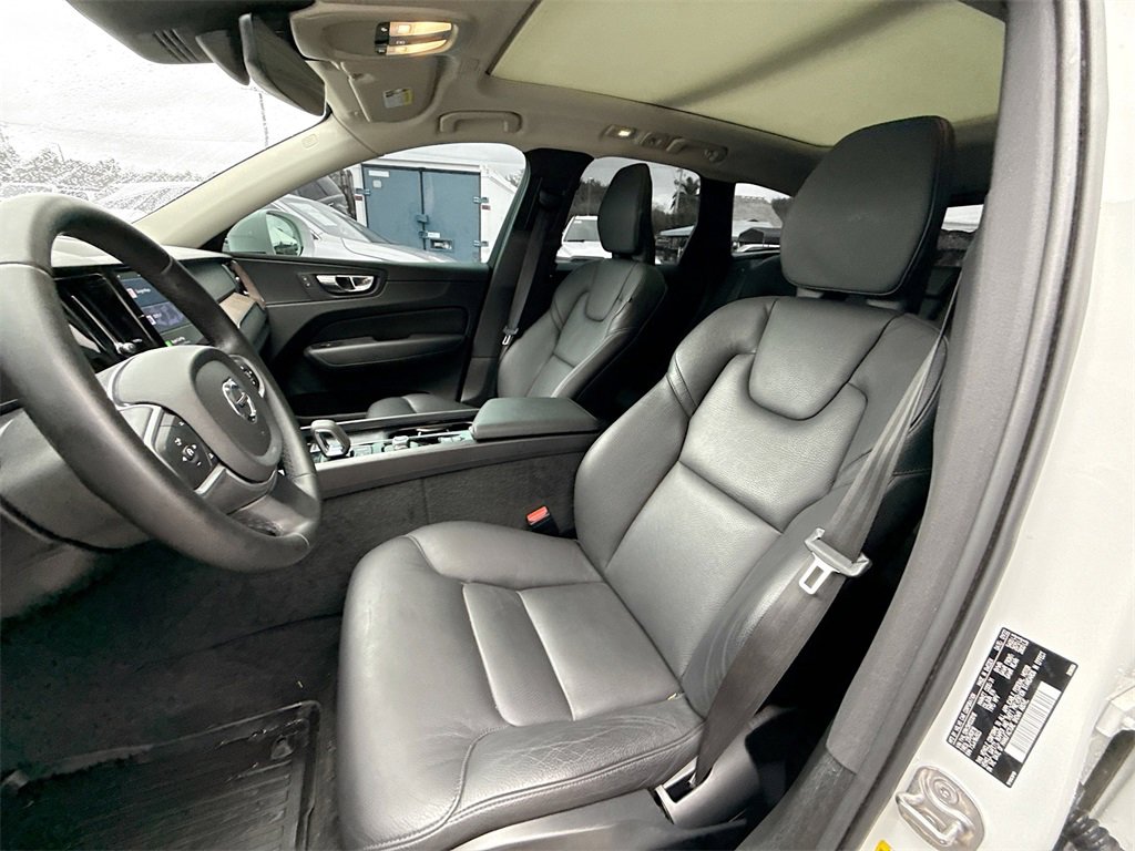 Used 2022 Volvo XC60 B5 Momentum image 23