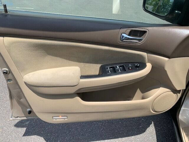 Used 2005 Honda Accord LX image 25
