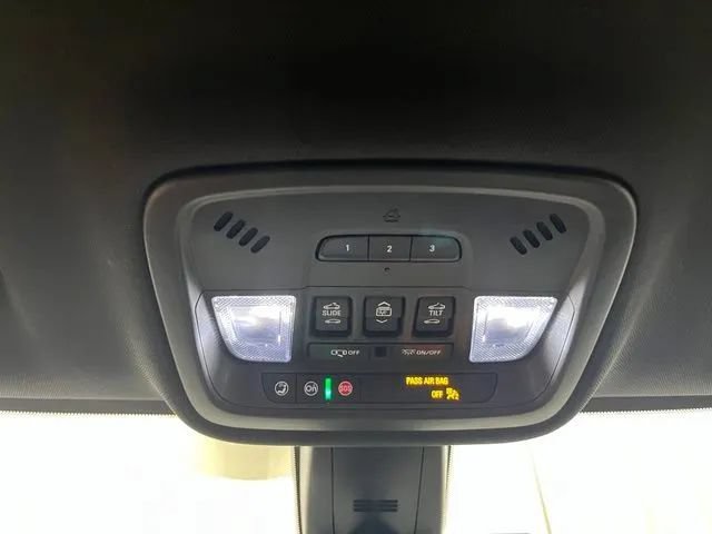 Used 2023 Chevrolet Traverse High Country AWD/4WD image 18